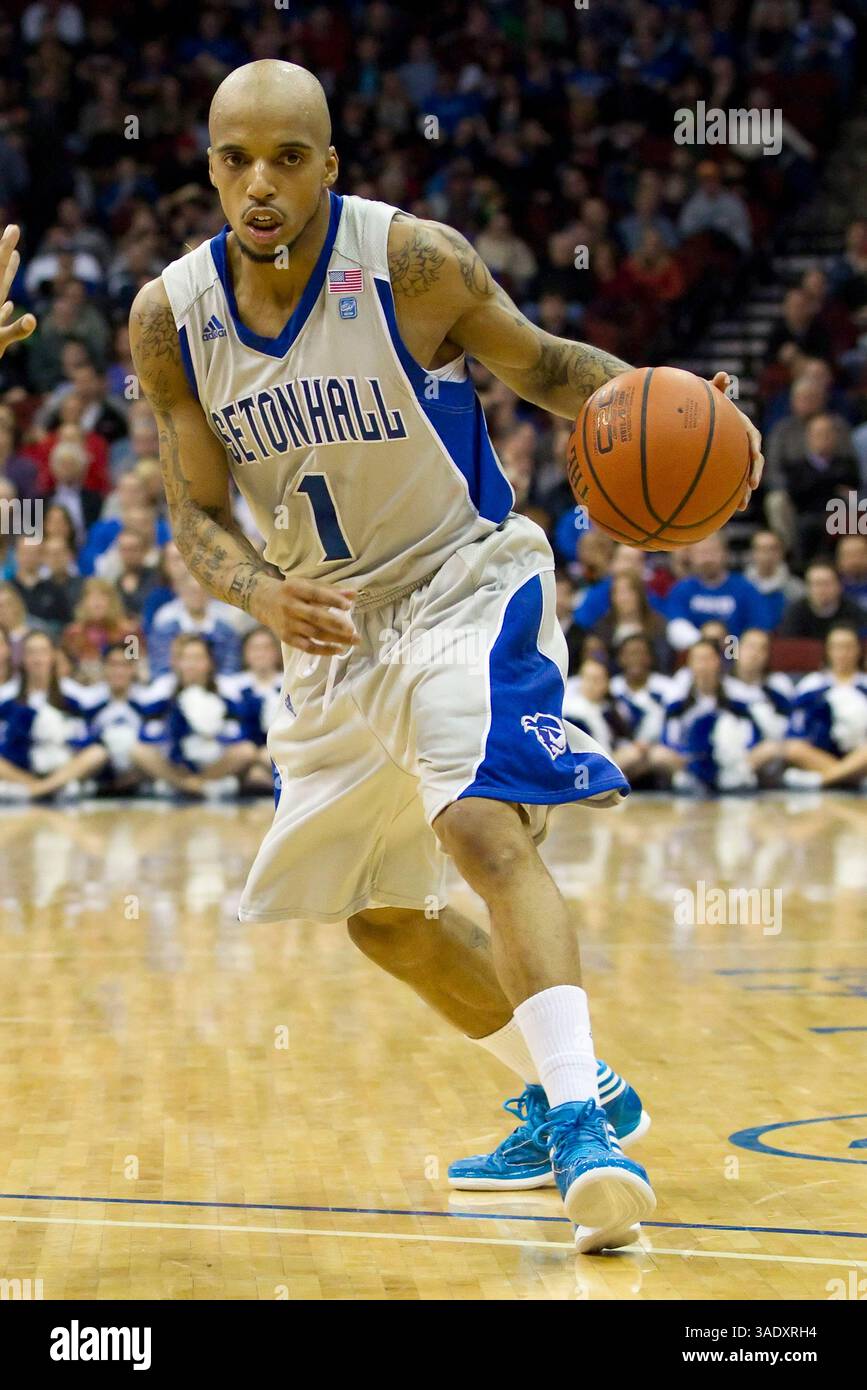 28 gennaio 2012: I Seton Hall Pirates guardano Jordan Theodore (1) in azione con la palla durante la partita di basket NCAA tra i Louisville Cardinals #25 e i Seton Hall Pirates al Prudential Center di Newark, New Jersey. Louisville batte Seton Hall, 60-51.(immagine di credito: © Chris Szagola/Cal Sport Media/ZUMAPRESS.com) Foto Stock