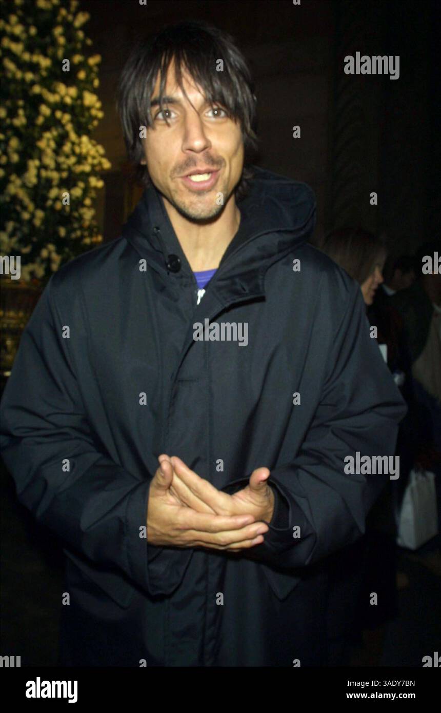 8 febbraio 2002; New York, NY, Stati Uniti; ANTHONY KIEDIS, cantante dei Red Hot Chili Peppers, alla SEAN JOHN Fall 2002 Collection di Sean Combs, alla Mercedes-Benz Fashion Week che si tiene a Cipriani. (Immagine di credito: Nancy Kaszerman/ZUMAPRESS.com) Foto Stock