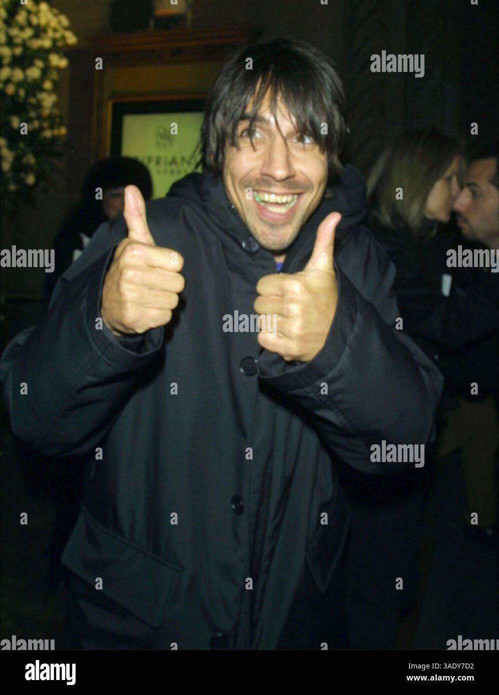 8 febbraio 2002; New York, NY, Stati Uniti; ANTHONY KIEDIS, cantante dei Red Hot Chili Peppers, alla SEAN JOHN Fall 2002 Collection di Sean Combs, alla Mercedes-Benz Fashion Week che si tiene a Cipriani. (Immagine di credito: Nancy Kaszerman/ZUMAPRESS.com) Foto Stock