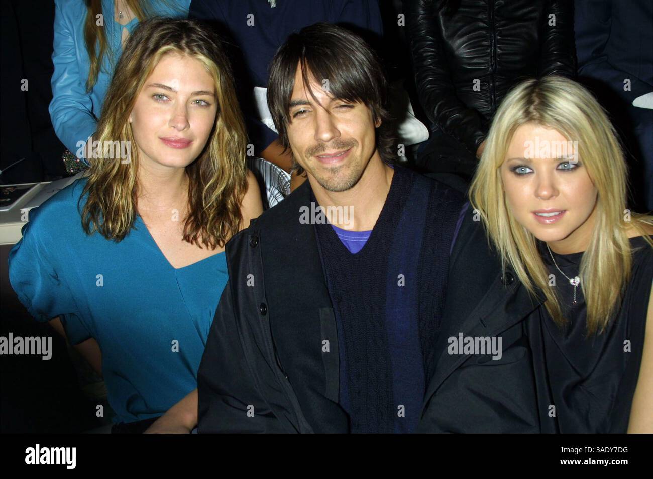 8 febbraio 2002; New York, NY, Stati Uniti; la modella RHEA DURHAM, il cantante ANTHONY KIEDIS dei Red Hot Chili Peppers e l'attrice TARA REID alla SEAN JOHN Fall 2002 Collection di Sean Combs durante la Mercedes-Benz Fashion Week tenutasi a Cipriani. (Immagine di credito: Nancy Kaszerman/ZUMAPRESS.com) Foto Stock