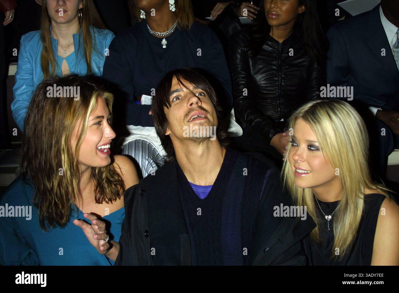 8 febbraio 2002; New York, NY, Stati Uniti; la modella RHEA DURHAM, il cantante ANTHONY KIEDIS dei Red Hot Chili Peppers e l'attrice TARA REID alla SEAN JOHN Fall 2002 Collection di Sean Combs durante la Mercedes-Benz Fashion Week tenutasi a Cipriani. (Immagine di credito: Nancy Kaszerman/ZUMAPRESS.com) Foto Stock