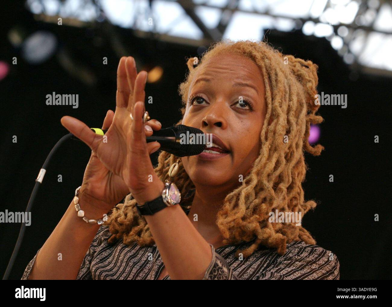La cantante jazz CASSANDRA WILSON esegue un concerto gratuito a Battery Park come parte della rivitalizzazione di Lower Manhattan. (Immagine di credito: Nancy Kaszerman/ZUMAPRESS.com) Foto Stock