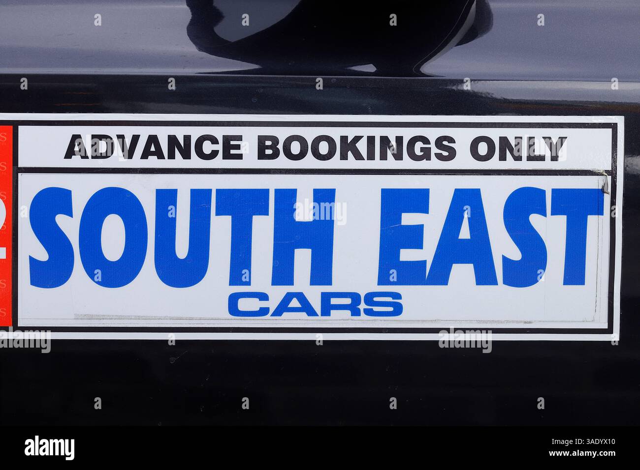 South East Cars firma su un veicolo a noleggio privato a Leeds, West Yorkshire, Regno Unito Foto Stock
