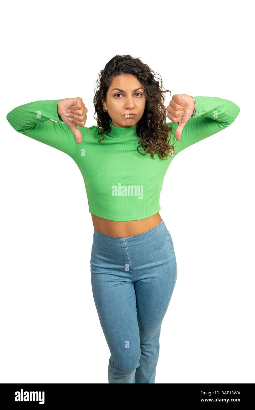 Giovane donna che mostra un gesto con i pollici che esprime disprezzo e disapprovazione Foto Stock