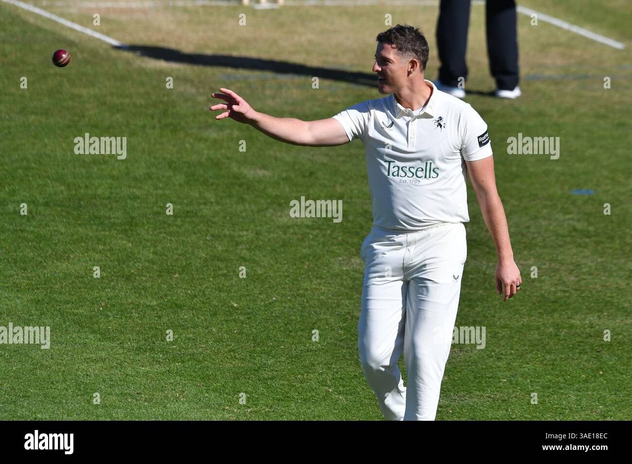 Northampton, Inghilterra. 6 aprile 2025. Keith Dudgeon durante il terzo giorno della Rothesay County Championship Division Two partita tra il Northamptonshire County Cricket Club e il Kent County Cricket Club e il County Ground, Northamptonshire. Kyle Andrews/Alamy Live News. Foto Stock