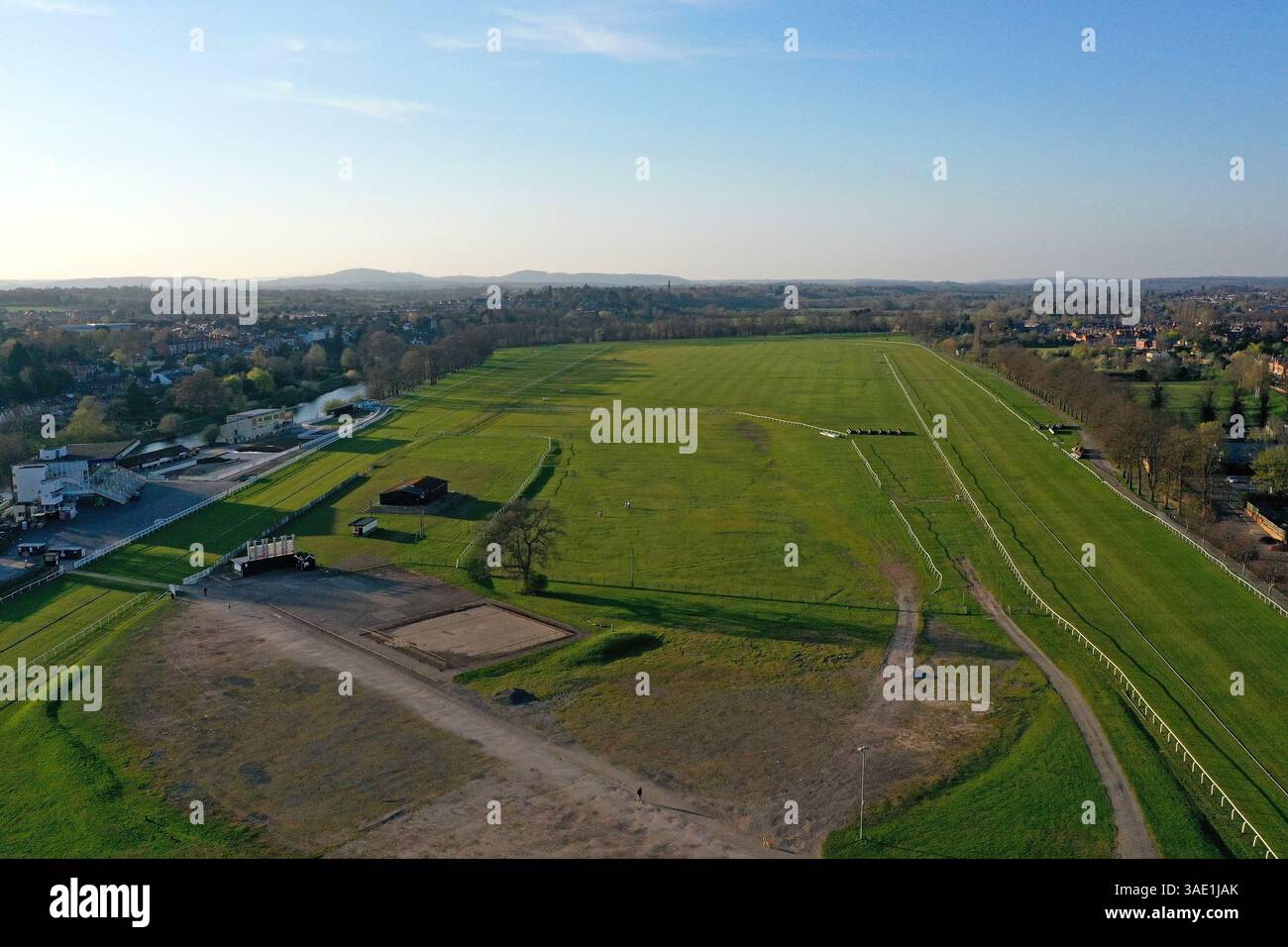 Foto aerea dell'ippodromo di Worcester con il drone nel tardo pomeriggio del sole, aprile 2025 Foto Stock