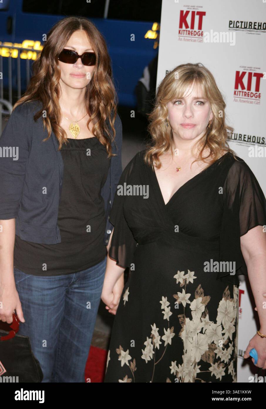 19 giugno 2008 - New York, NY, USA - l'attrice JULIA ROBERTS e la sua produttrice LISA ROBERTS GILLAN alla prima di New York di "Kit Kittredge: An American Girl" tenutasi al Ziegfeld Theatre (Credit Image: Nancy Kaszerman/ZUMAPRESS.com) Foto Stock