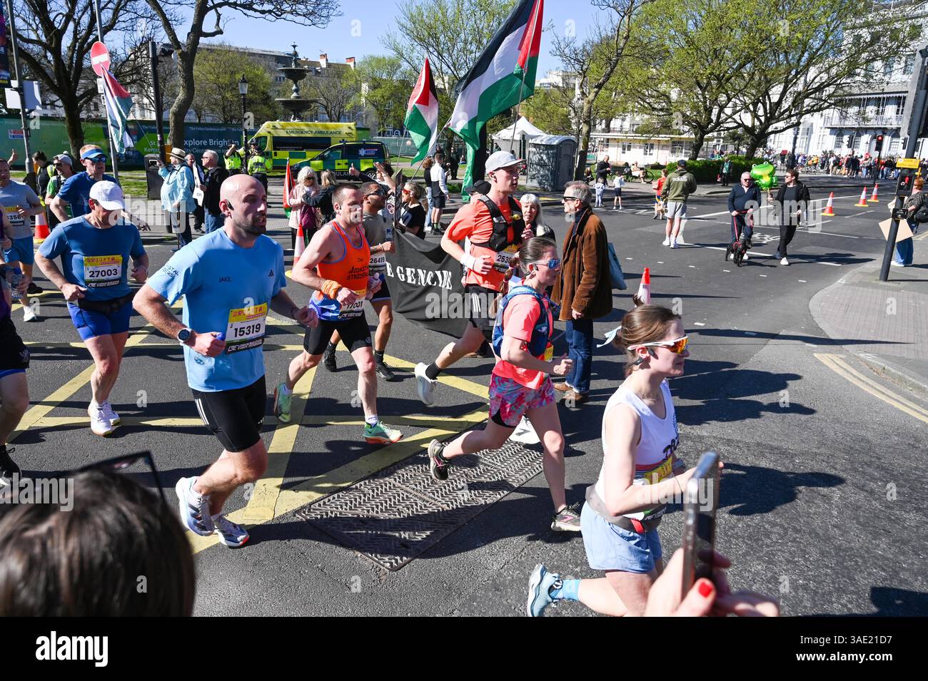 Brighton Regno Unito 6 aprile 2025 - i corridori dei tifosi pro palestinesi che oggi prendono parte alla Maratona di Brighton in una calda giornata di sole: Credit Simon Dack / Alamy Live News Foto Stock
