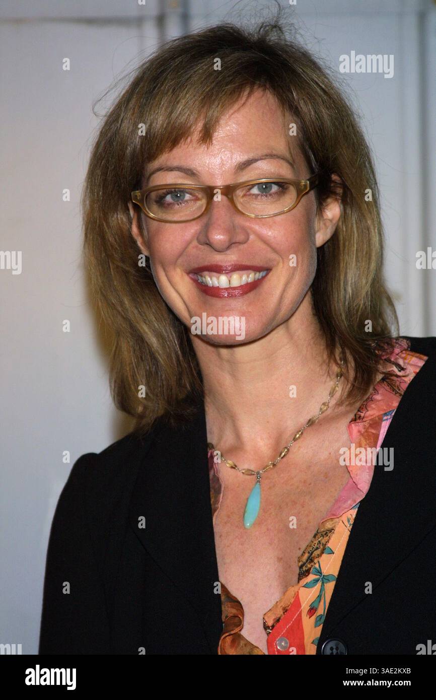 29 novembre 2001; Los Angeles, CA, Stati Uniti; attrice ALLISON JANNEY @ 'Devine Design.'. (Immagine di credito: Lisa o'Connor/ZUMAPRESS.com) Foto Stock
