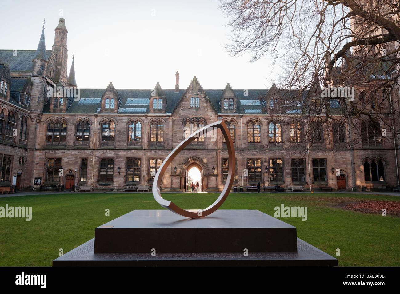 Glasgow Scozia: 8 gennaio 2025: Università di Glasgow Gilmorehill con Alma Mater scultura dell'artista Jephson Robb Foto Stock