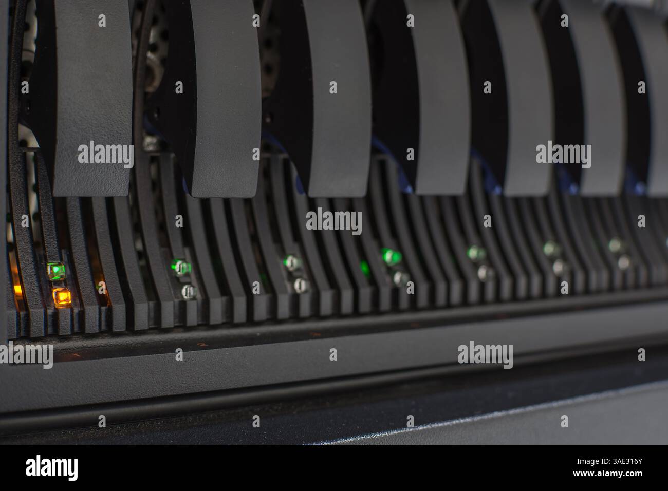 Il mainframe del server del computer e lo storage raid dell'unità disco rigido con segnale di avviso errore LED non funzionano nel data center del server del computer Foto Stock