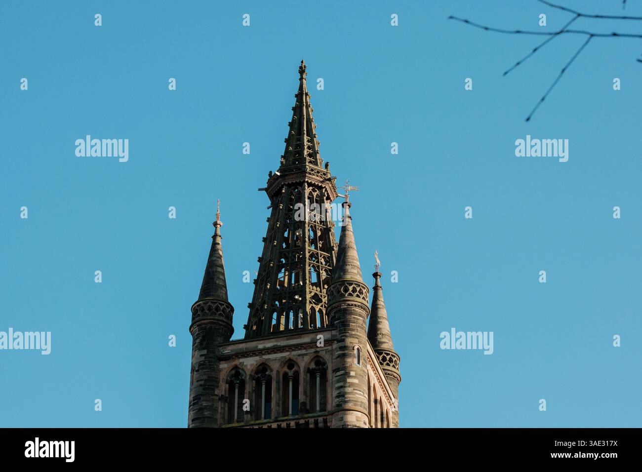 Glasgow Scozia: 8 gennaio 2025: Università di Glasgow Gilmorehill. primo piano sulla guglia della torre Foto Stock