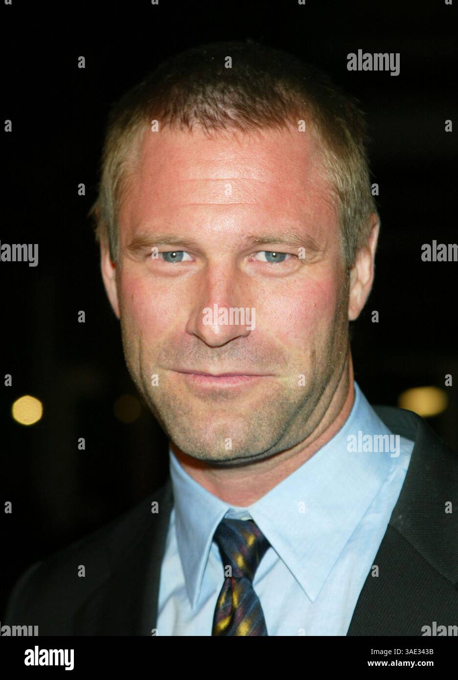 18 dicembre 2003; Hollywood, California, Stati Uniti; l'attore AARON ECKHART alla prima mondiale "Paycheck" tenutasi al Mann Chinese Theater. (Immagine di credito: Lisa o'Connor/ZUMAPRESS.com) Foto Stock