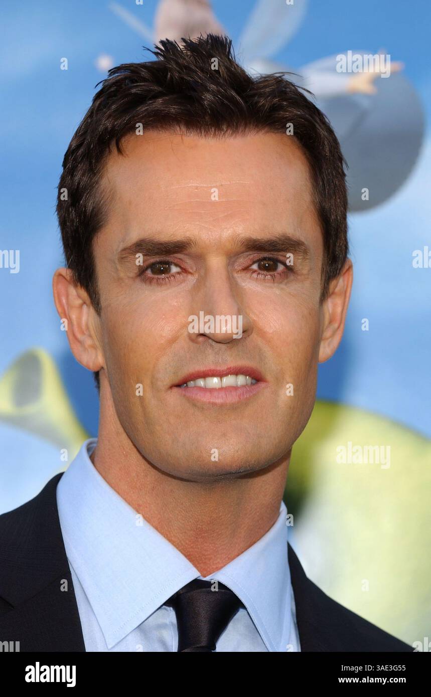 8 maggio 2004; Westwood, California, USA; l'attore RUPERT EVERETT alla "Shrek 2" LA Premiere si tiene al Mann Village Theatre. (Immagine di credito: Lisa o'Connor/ZUMAPRESS.com) Foto Stock