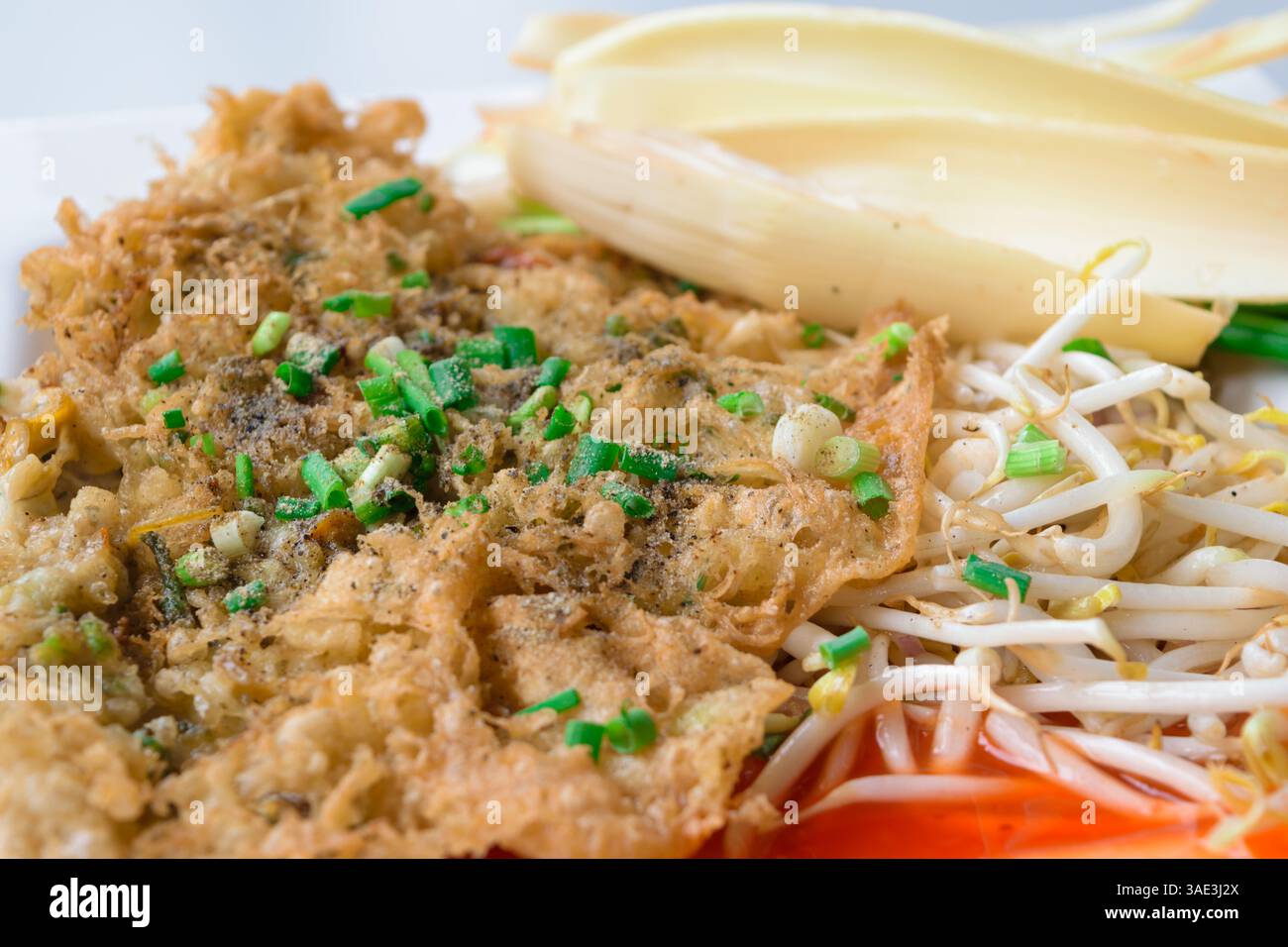 Fritte croccanti di cozze. Guscio fritto con verdure (Hoi Tod) Foto Stock