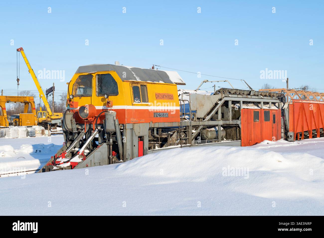 KEM, RUSSIA - 10 MARZO 2025: Il capo della macchina ferroviaria per la rimozione della neve SM2 nella stazione di Kem in un giorno di sole marzo. Carelia Foto Stock