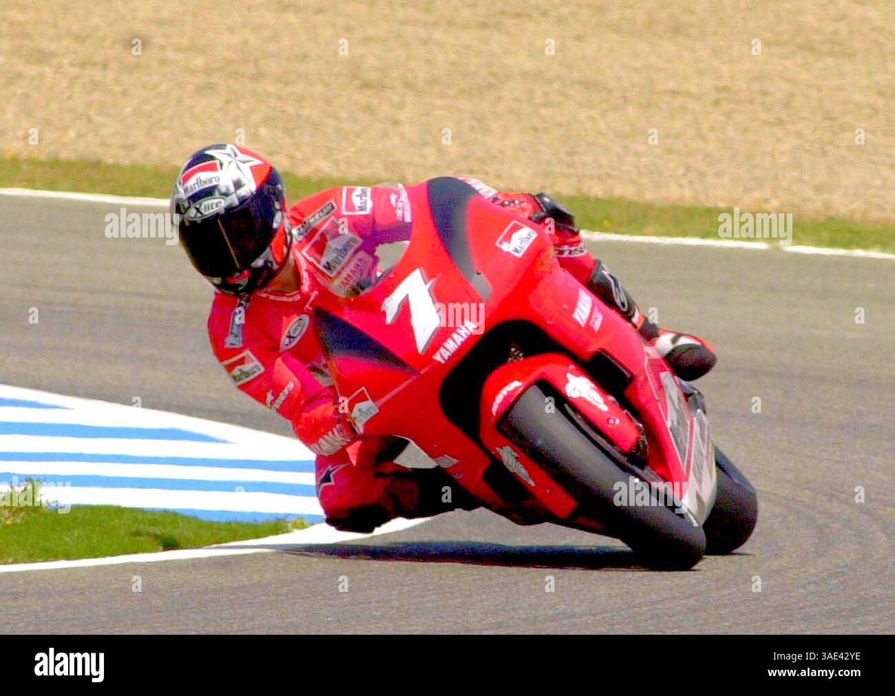 5 maggio 2001; Jerez, Spagna; solo vendite in Nord America! Il pilota CARLOS CHECA al Gran Premio del Rally motociclistico di Jerez. Si è schiantato la sua bici e è finito all'ospedale con una frattura alla clavicola e una gamba ferita.. (Immagine di credito: Remi Agency/ZUMAPRESS.com) Foto Stock