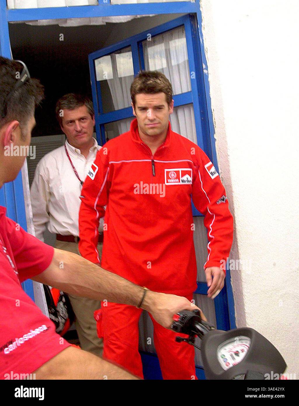5 maggio 2001; Jerez, Spagna; solo vendite in Nord America! Il pilota CARLOS CHECA lascia l'ospedale con una clavicola rotta e una gamba infortunata dopo il Gran Premio di Jerez Motorcycle Rally.. (Immagine di credito: Remi Agency/ZUMAPRESS.com) Foto Stock