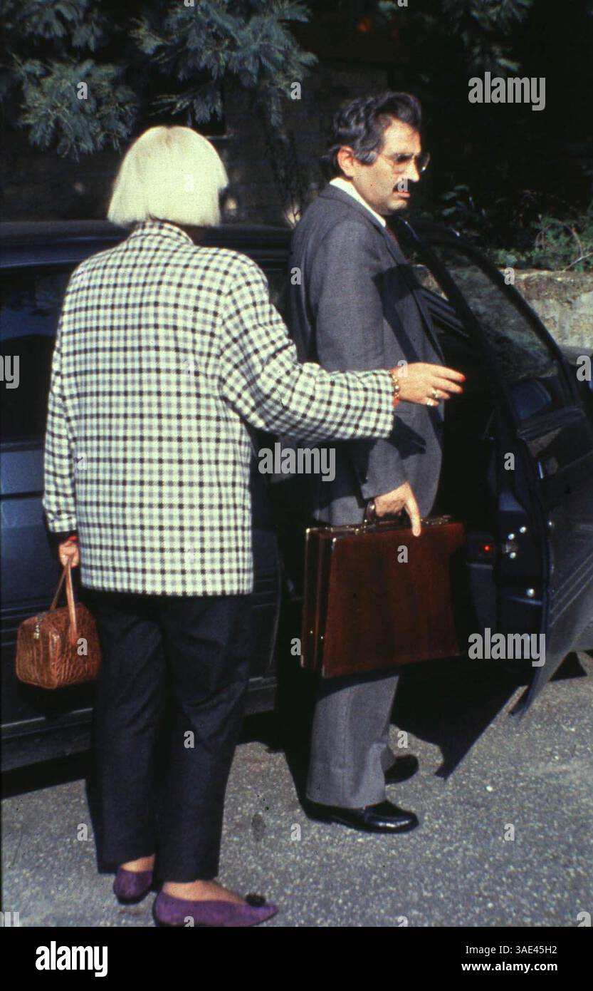 08 agosto 2001; Firenze, Italia; SOLO diritti del Nord America! Il medico italiano Severino Antinori, direttore dell'International Associated Research Institute, ha delineato i suoi piani per clonare gli esseri umani in una tavola rotonda presso le National Academies of Science di Washington D.C., 7 agosto 2001. (Foto qui con sua moglie che lascia la clinica Villa Claudia). (Immagine di credito: Remi Agency/ZUMAPRESS.com) Foto Stock