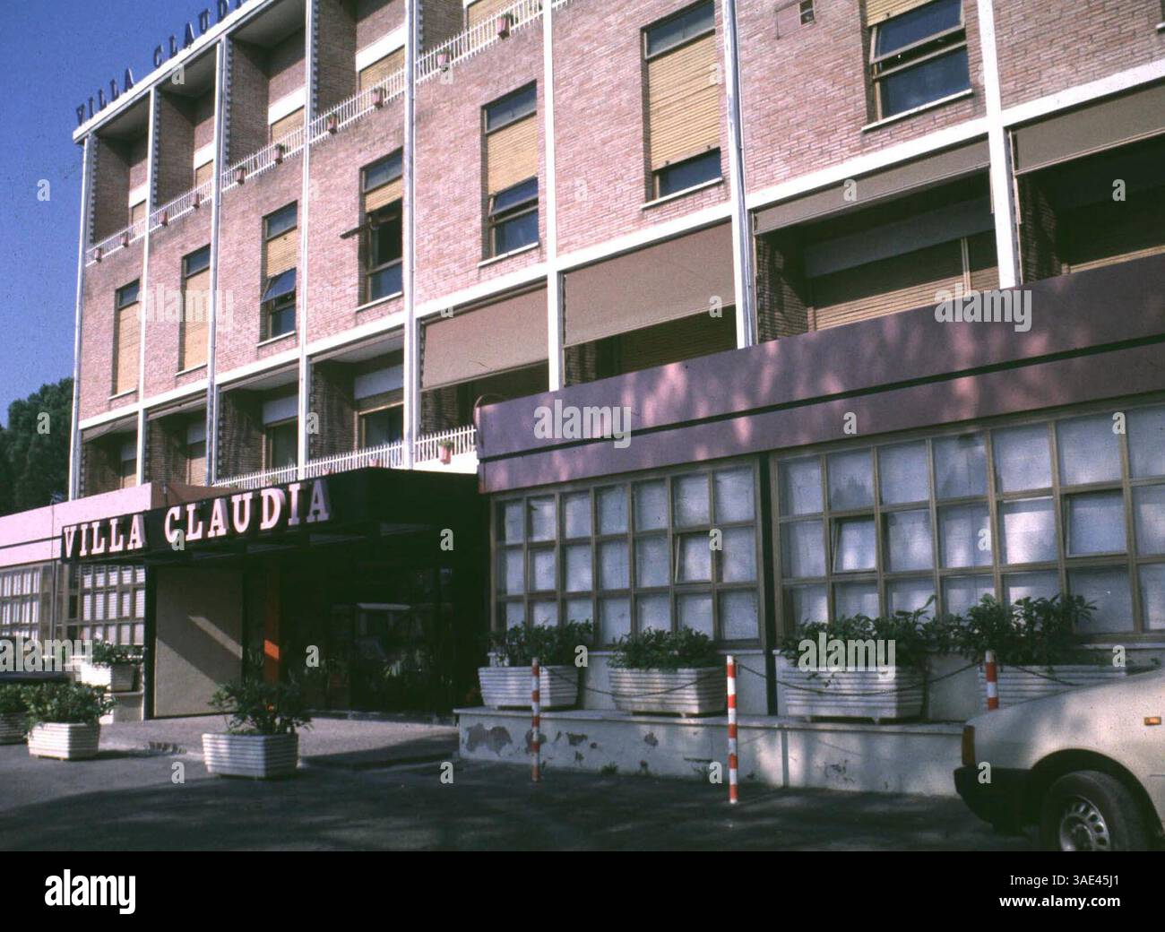 08 agosto 2001; Firenze, Italia; SOLO diritti del Nord America! Il medico italiano Severino Antinori, direttore dell'International Associated Research Institute, ha delineato i suoi piani per clonare gli esseri umani in una tavola rotonda presso le National Academies of Science di Washington D.C., 7 agosto 2001. (Foto qui con sua moglie che lascia la clinica Villa Claudia). (Immagine di credito: Remi Agency/ZUMAPRESS.com) Foto Stock