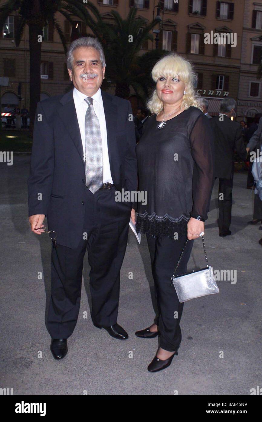 08 agosto 2001; Firenze, Italia; SOLO diritti del Nord America! Il medico italiano Severino Antinori, direttore dell'International Associated Research Institute, ha delineato i suoi piani per clonare gli esseri umani in una tavola rotonda presso le National Academies of Science di Washington D.C., 7 agosto 2001. (Nella foto qui con sua moglie.). (Immagine di credito: Remi Agency/ZUMAPRESS.com) Foto Stock