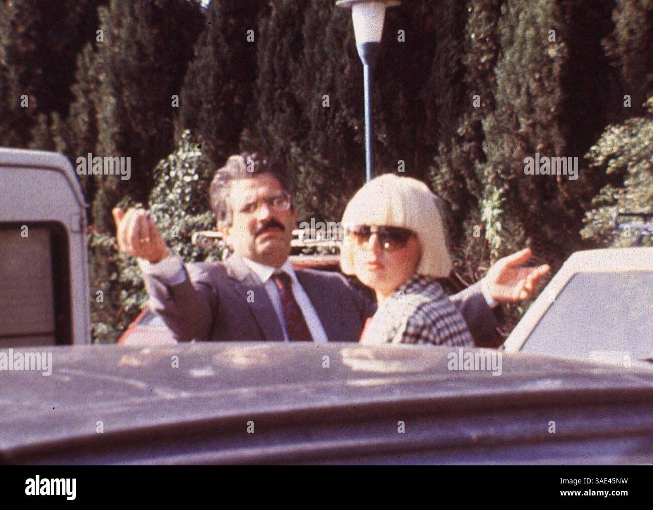 08 agosto 2001; Firenze, Italia; SOLO diritti del Nord America! Il medico italiano Severino Antinori, direttore dell'International Associated Research Institute, ha delineato i suoi piani per clonare gli esseri umani in una tavola rotonda presso le National Academies of Science di Washington D.C., 7 agosto 2001. (Foto qui con sua moglie che lascia la clinica Villa Claudia). (Immagine di credito: Remi Agency/ZUMAPRESS.com) Foto Stock