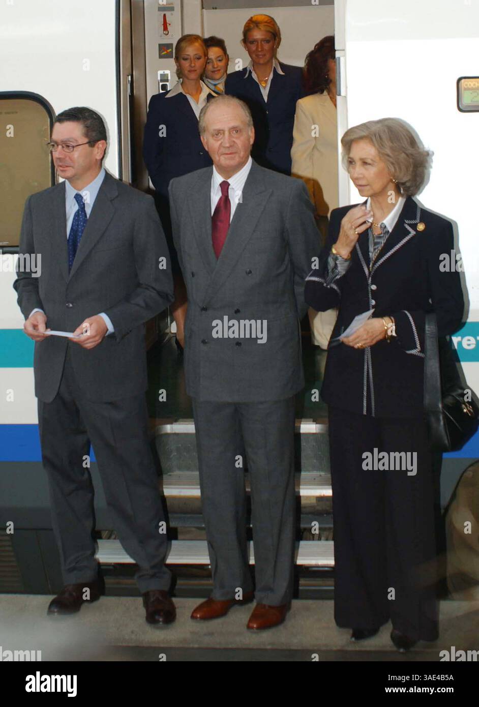 12 ottobre 2003; Madrid, Spagna; re JUAN CARLOS, la Regina SOFIA e il sindaco di Madrid ALBERTO RUIZ GALLARDON (L) inaugurano la nuova linea di Ave (treno ad alta velocità) a la stazione ferroviaria di Atocha. (Immagine di credito: Remi Agency/ZUMAPRESS.com) Foto Stock
