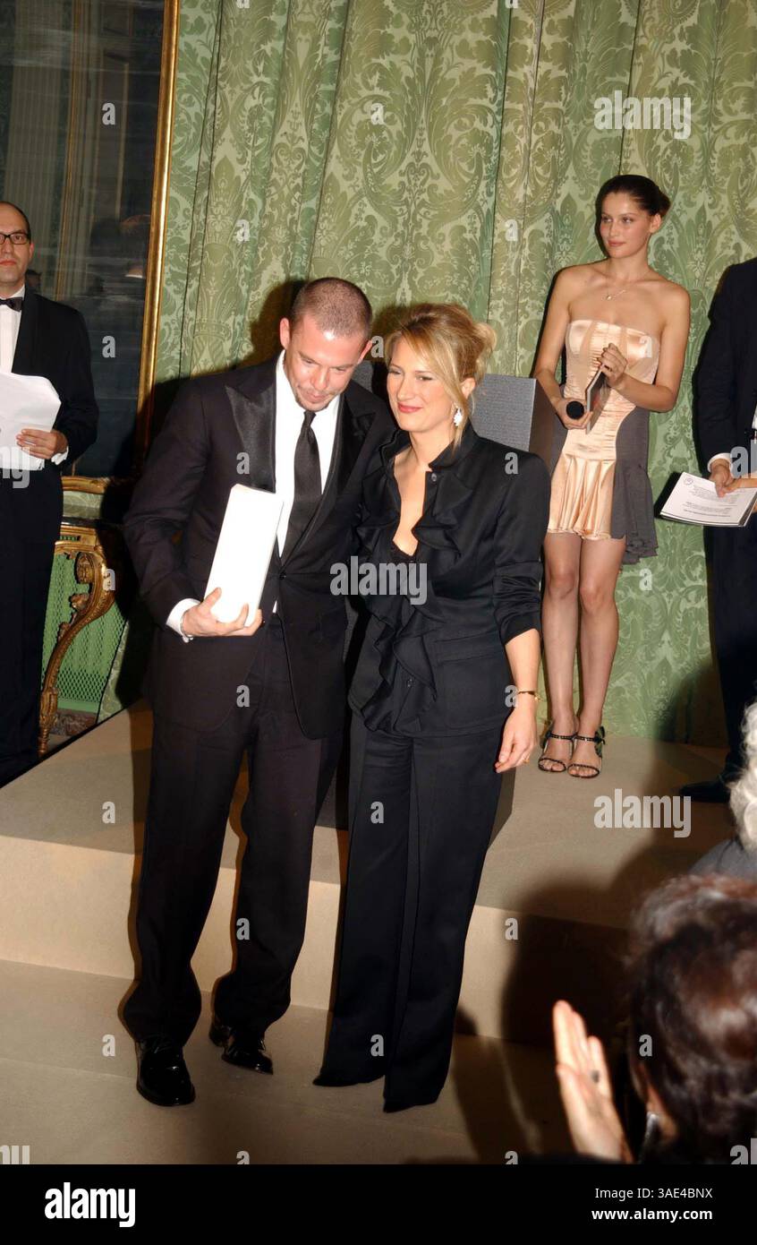 18 novembre 2003; Madrid, Spagna; Vincitore per il miglior stilista e la migliore sfilata di moda ALEXANDER MCQUEEN e Marie Claire Director ai Marie Claire Magazine Awards che si sono svolti presso la residenza degli ambasciatori francesi. (Immagine di credito: Remi Agency/ZUMAPRESS.com) Foto Stock
