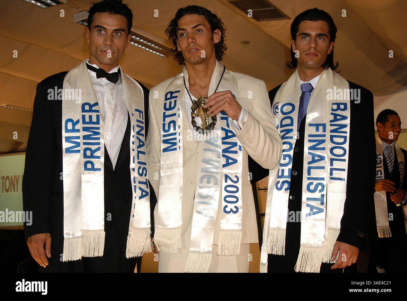 30 nov. 2003; Oropesa del Mar, SPAGNA; (L-R) primo classificato MANUEL MARTINEZ, Mister Spain 2003 JUAN ANTONIO RUIZ e secondo classificato FELIPE GOMEZ in posa per il concorso Mister Spain 2003. (Immagine di credito: Remi Agency/ZUMAPRESS.com) Foto Stock