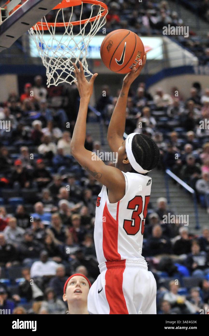 Domenica 4 marzo 2012 Hartford, Connecticut. La guardia di St. Johns Red Storm Shenneika Smith #35 va a fare un cestino facile nella seconda metà dei quarti di finale del Women's Big East Tournament 2012 DePaul vs Notre Dame al XL Center di Hartford, CT. St. Johns ha vinto ai supplementari 68-61. Bill Shettle / Cal Sport Media (immagine di credito: © Bill Shettle/Cal Sport Media/ZUMAPRESS.com) Foto Stock
