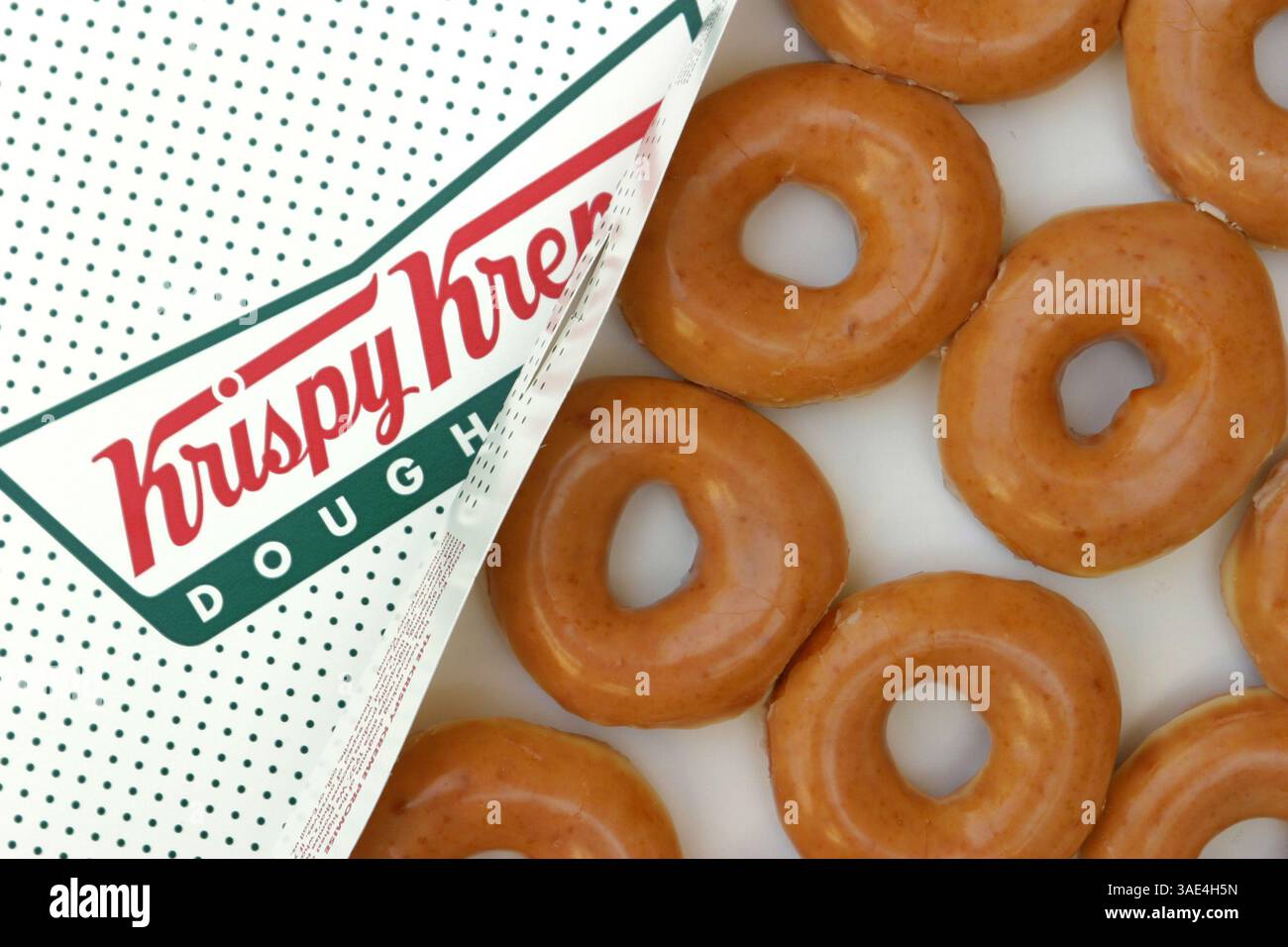 09 ottobre 2003; Laguna Niguel, CA, USA; le ciambelle Krispy Cream stanno conquistando il mondo e la gente sembra che non ne abbia abbastanza. Una dozzina di ciambelle glassate ricoperte di zucchero nella scatola come si vede in ogni negozio Krispy Kream. Oggi hanno oltre 300 negozi in tutto il mondo. (Immagine di credito: Ruaridh Stewart/ZUMAPRESS.com) Foto Stock