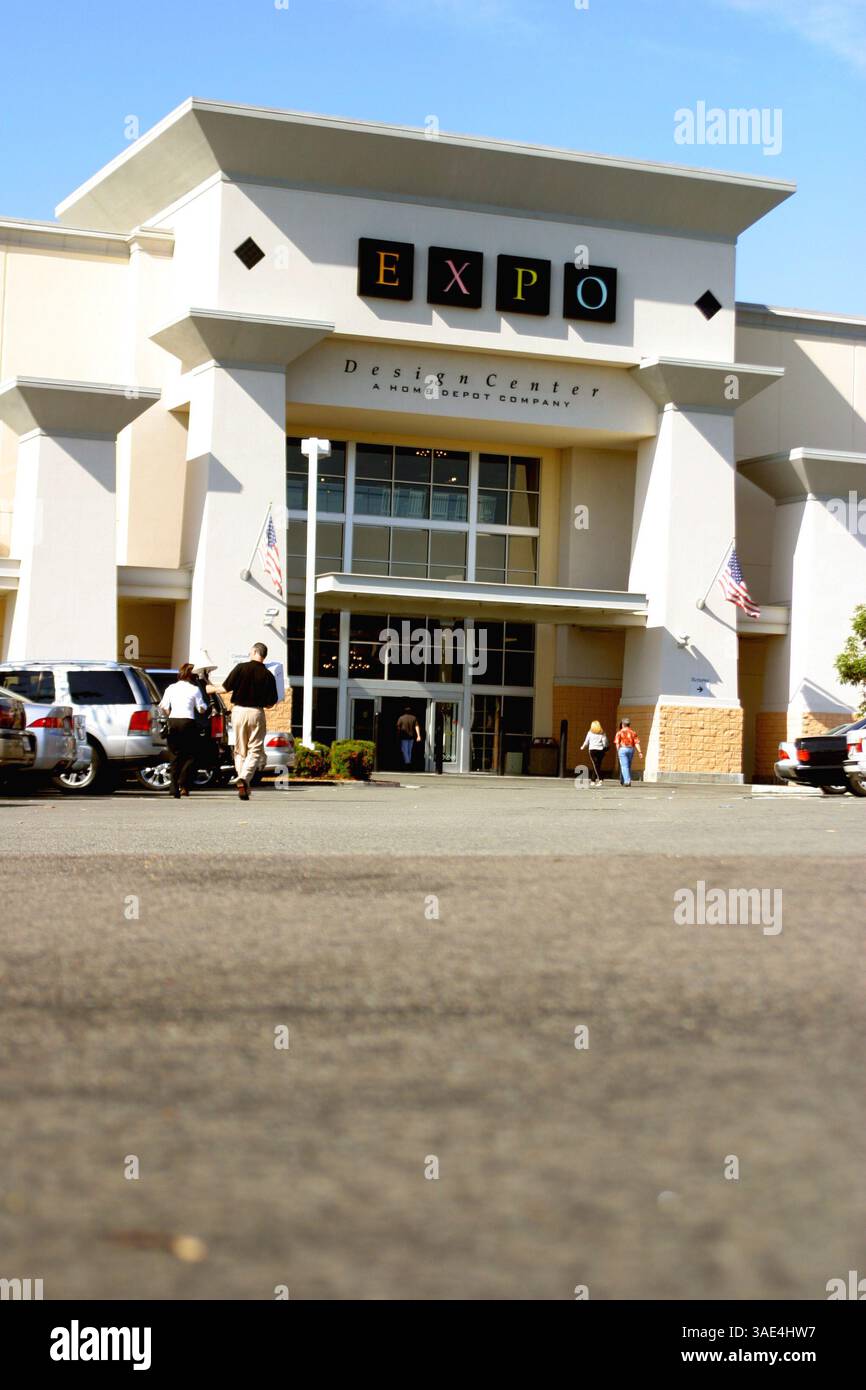 23 maggio 2004; Laguna Niguel, CA, Stati Uniti; negozio Home Depot Design EXPO nel sud della California. Si tratta di una versione più esclusiva di Home Depot con prodotti per il miglioramento della casa più costosi, tra cui mobili, sanitari, accessori per la casa, elettrodomestici, tende, cucine attrezzate, tende, mobili da patio, barbecue. (Immagine di credito: Ruaridh Stewart/ZUMAPRESS.com) Foto Stock