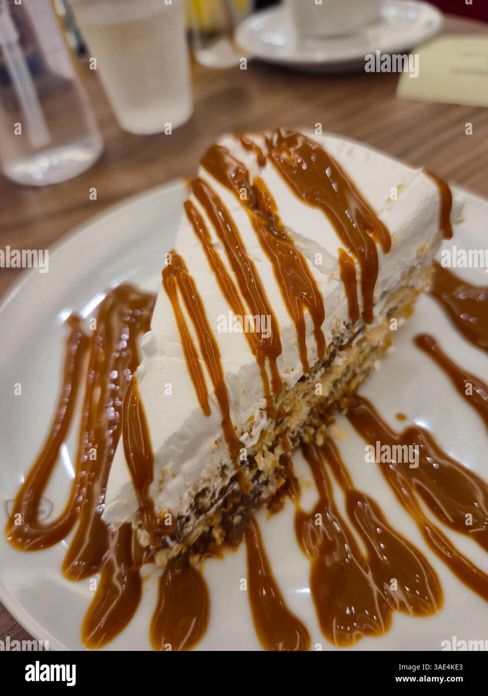 Goiânia, Goiás, Brasile – 28 marzo 2025: Primo piano di un pezzo di torta servito sul tavolo di una panetteria all'interno di un centro commerciale. - Immagine stock catturata con smartphone