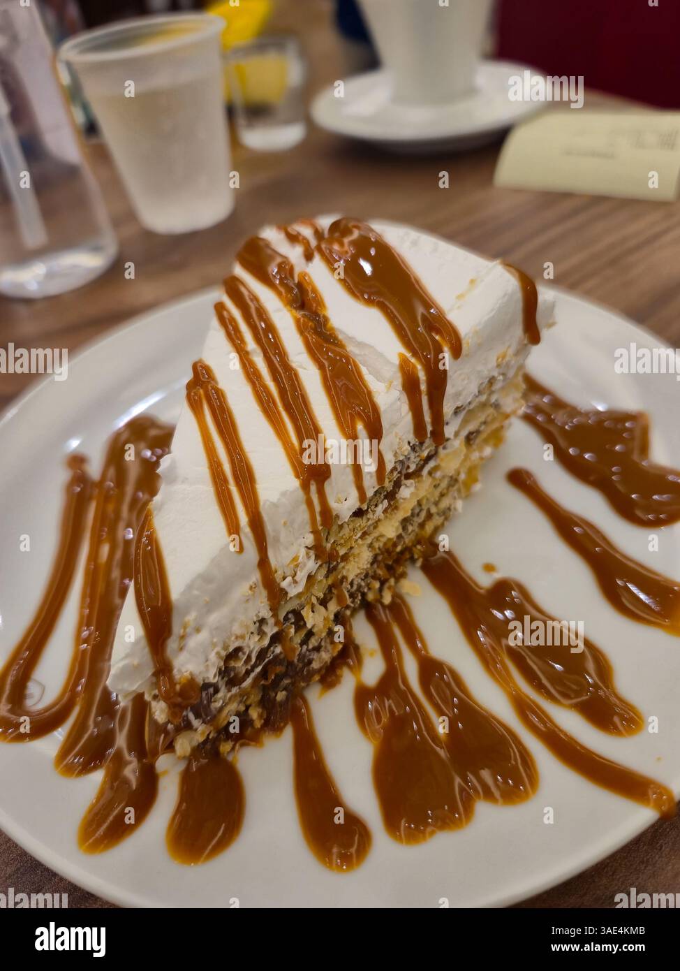 Goiânia, Goiás, Brasile – 28 marzo 2025: Primo piano di un delizioso pezzo di torta servito sul tavolo di una panetteria all'interno di un centro commerciale. Foto Stock
