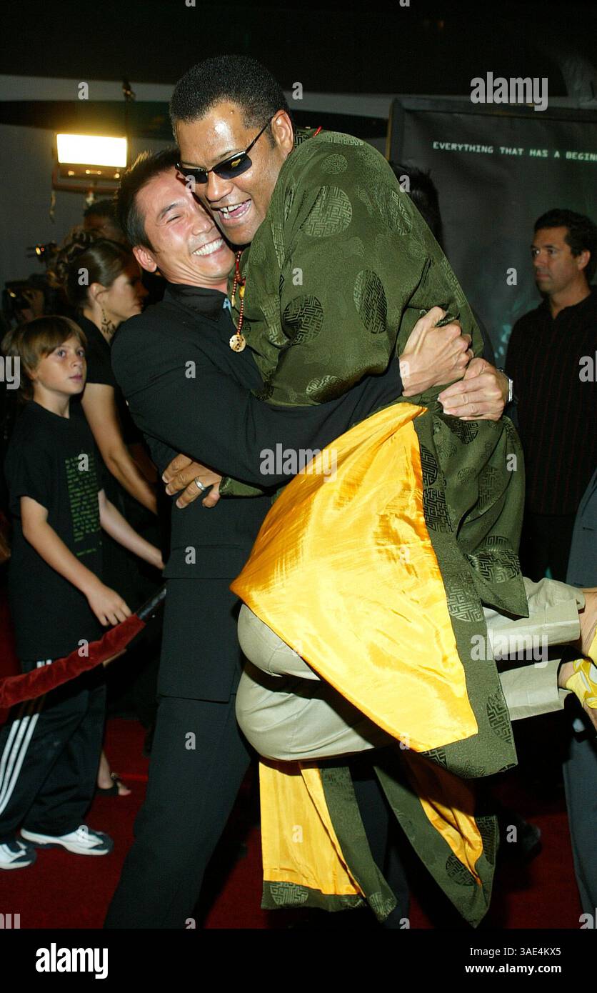 27 ottobre 2003; Los Angeles, CA, Stati Uniti; gli attori LAURENCE FISHBURNE e COLLIN CHOU alla prima mondiale "The Matrix Revolutions" tenutasi presso la Walt Disney Concert Hall nel centro di Los Angeles. (Immagine di credito: Rena Durham/ZUMAPRESS.com) Foto Stock