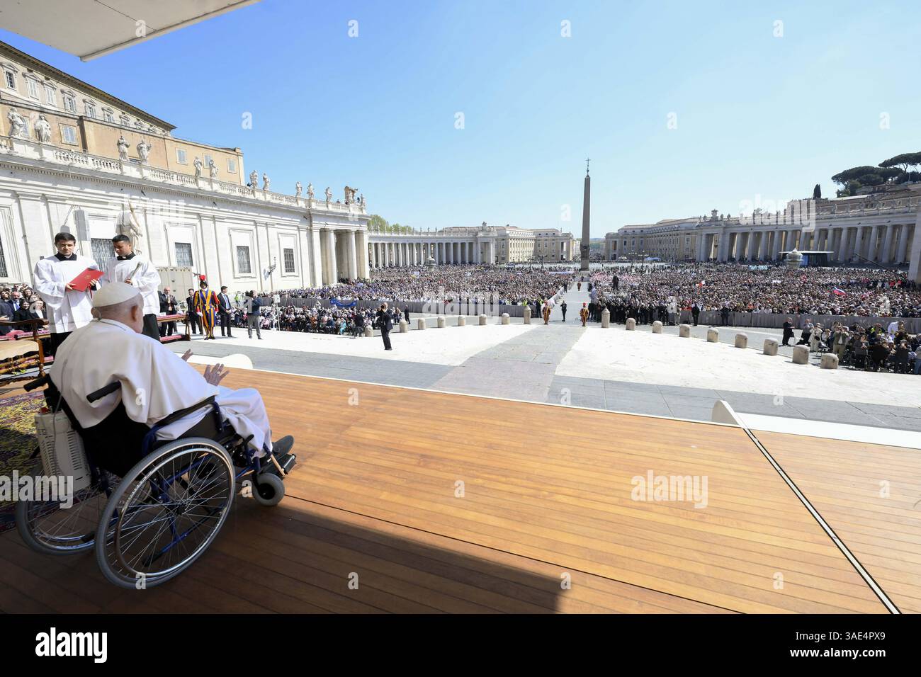 Papa Francesco visto con un apparecchio per la respirazione dell'ossigeno ha fatto un'apparizione a sorpresa ai fedeli al termine di una messa celebrata in occasione del Giubileo dei malati in Piazza San Pietro in Vaticano, il 6 aprile 2025, segnando la sua prima apparizione pubblica in Vaticano dopo il suo rilascio dall'ospedale due settimane fa. Foto di (EV) Vatican Media /ABACAPRESS. COM credito: Abaca Press/Alamy Live News Foto Stock