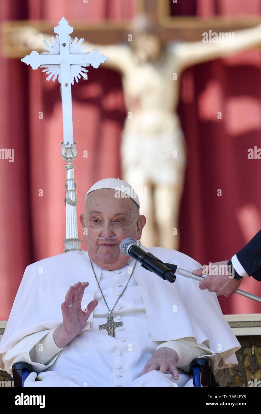 Papa Francesco visto con un apparecchio per la respirazione dell'ossigeno ha fatto un'apparizione a sorpresa ai fedeli al termine di una messa celebrata in occasione del Giubileo dei malati in Piazza San Pietro in Vaticano, il 6 aprile 2025, segnando la sua prima apparizione pubblica in Vaticano dopo il suo rilascio dall'ospedale due settimane fa. Foto di (EV) Vatican Media /ABACAPRESS. COM credito: Abaca Press/Alamy Live News Foto Stock
