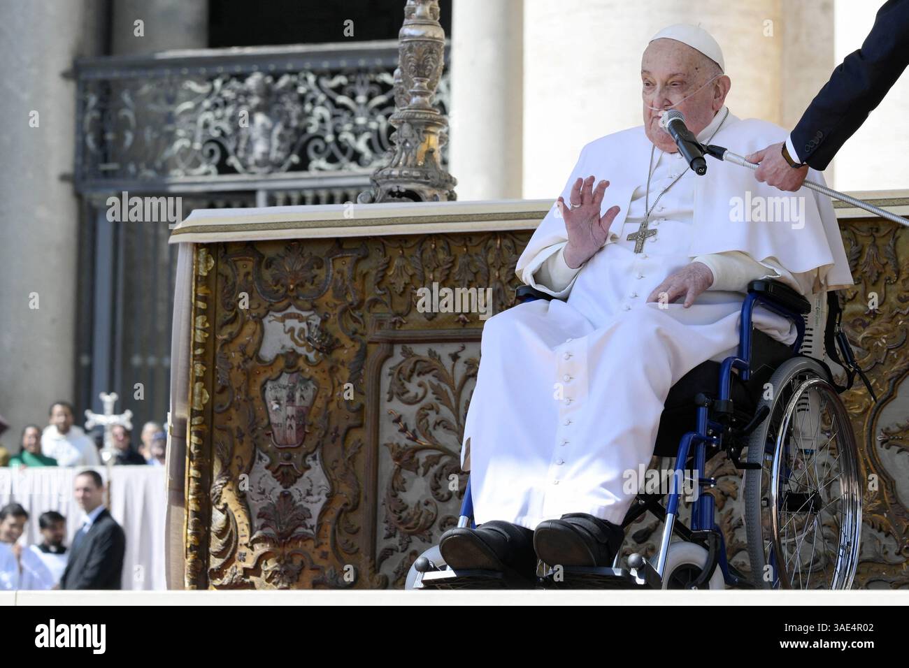 Papa Francesco visto con un apparecchio per la respirazione dell'ossigeno ha fatto un'apparizione a sorpresa ai fedeli al termine di una messa celebrata in occasione del Giubileo dei malati in Piazza San Pietro in Vaticano, il 6 aprile 2025, segnando la sua prima apparizione pubblica in Vaticano dopo il suo rilascio dall'ospedale due settimane fa. Foto di (EV) Vatican Media /ABACAPRESS. COM credito: Abaca Press/Alamy Live News Foto Stock