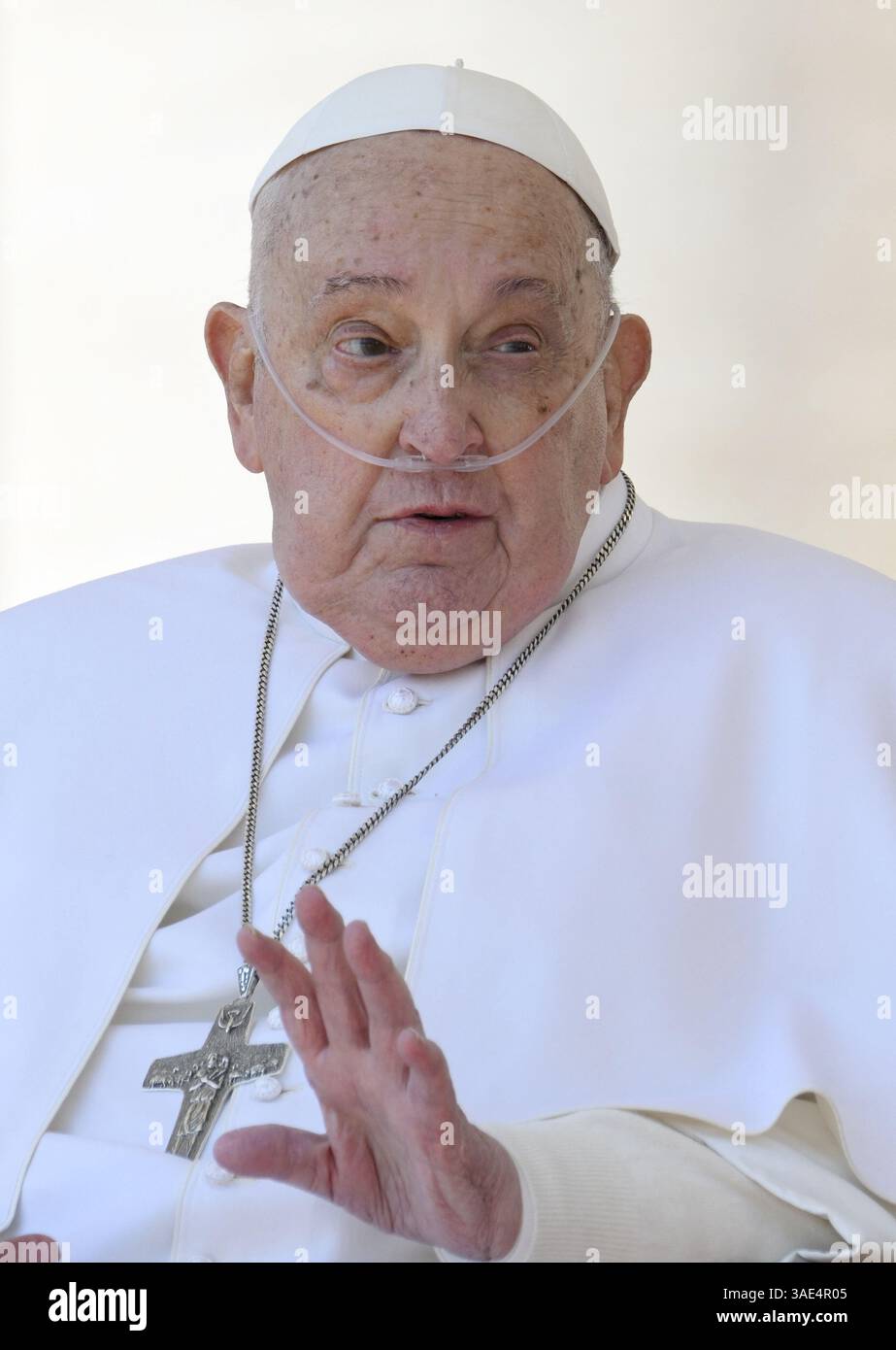 Papa Francesco visto con un apparecchio per la respirazione dell'ossigeno ha fatto un'apparizione a sorpresa ai fedeli al termine di una messa celebrata in occasione del Giubileo dei malati in Piazza San Pietro in Vaticano, il 6 aprile 2025, segnando la sua prima apparizione pubblica in Vaticano dopo il suo rilascio dall'ospedale due settimane fa. Foto di (EV) Vatican Media /ABACAPRESS. COM credito: Abaca Press/Alamy Live News Foto Stock