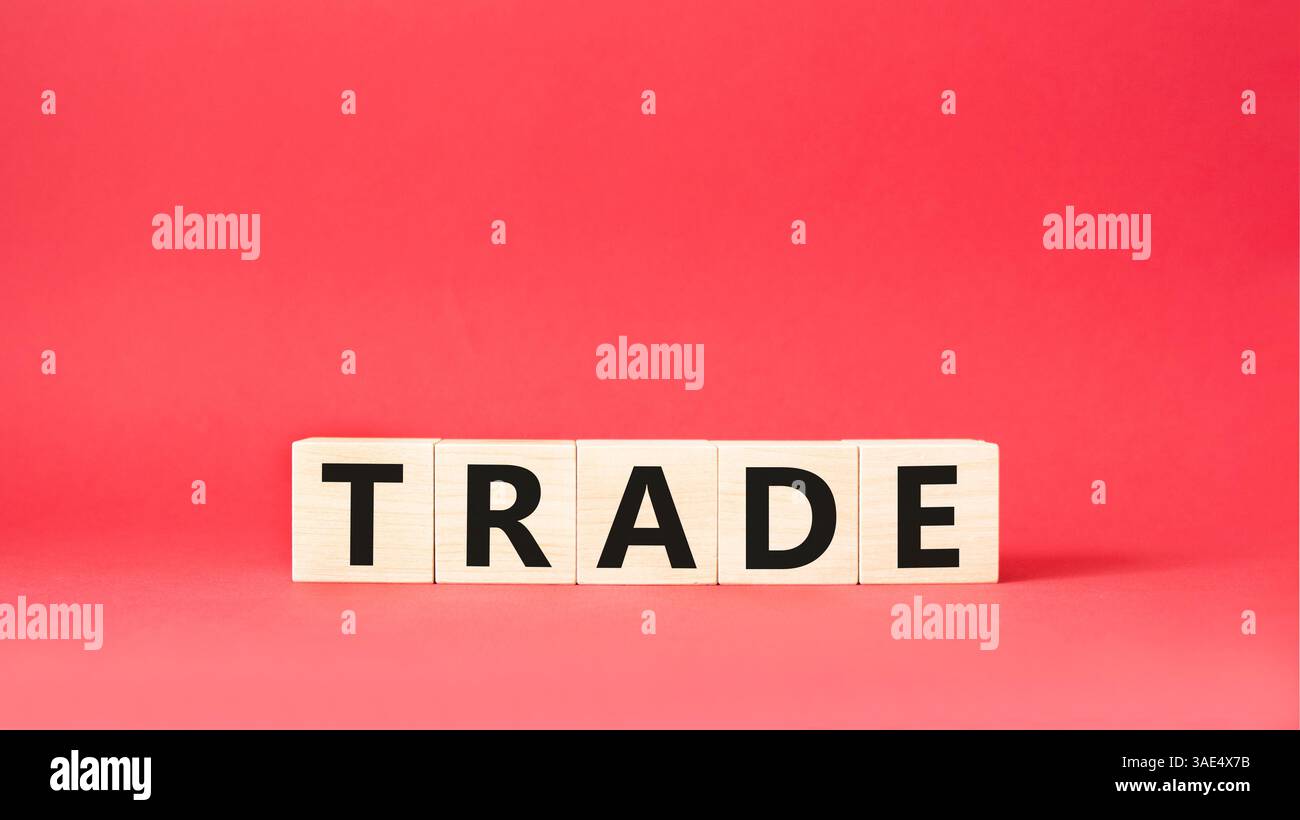 Simbolo commerciale. Cubi di legno con Word Trade. Bellissimo sfondo rosso. Concetto commerciale. Copia spazio. Foto Stock