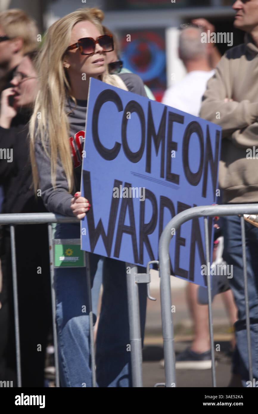 6 aprile 2025, Brighton, UK Brighton Annual Marathon migliaia di persone corrono per le strade della località balneare di Brighton e Hove. La folla si riunisce per incoraggiarli. Foto: Roland Ravenhill/Alamy Foto Stock