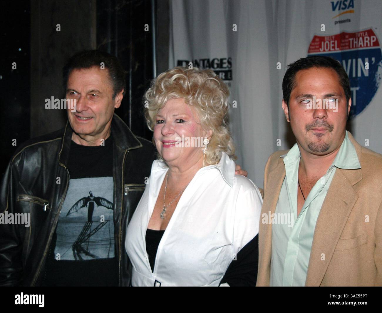 17 settembre 2004; Hollywood, CA, Stati Uniti; JOSEPH BOLOGNA con la moglie RENEE TAYLOR e il figlio GABRIEL BOLOGNA alla serata di gala di apertura di 'Movin' Out' tenutasi al Pantages Theatre. (Immagine di credito: Rena Durham/ZUMAPRESS.com) Foto Stock