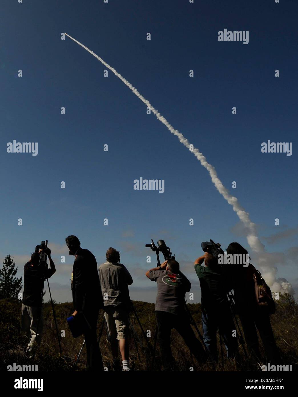 8 ottobre 2009 - Vandenberg Air Force base, California, USA - Un razzo boeing delta 2 decolla alle 11:51 con World View-2, un satellite commerciale per l'imaging terrestre costruito per vedere i veri colori del pianeta per la mappatura e il monitoraggio ad alta risoluzione giovedì (Credit Image: Gene Blevins/ZUMAPRESS.com) Foto Stock