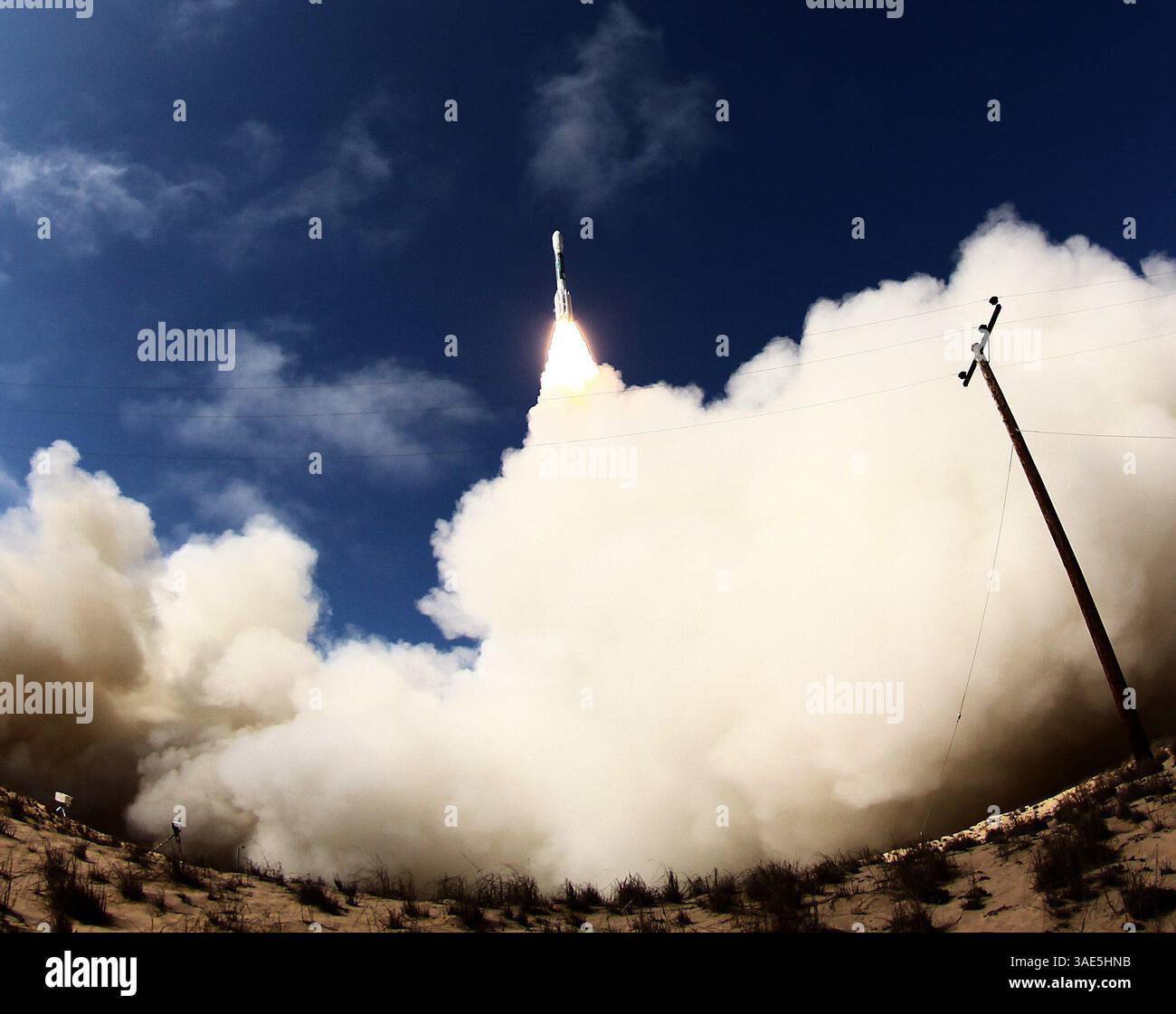 8 ottobre 2009 - Vandenberg Air Force base, California, USA - Un razzo boeing delta 2 decolla alle 11:51 con World View-2, un satellite commerciale per l'imaging terrestre costruito per vedere i veri colori del pianeta per la mappatura e il monitoraggio ad alta risoluzione giovedì (Credit Image: Gene Blevins/ZUMAPRESS.com) Foto Stock