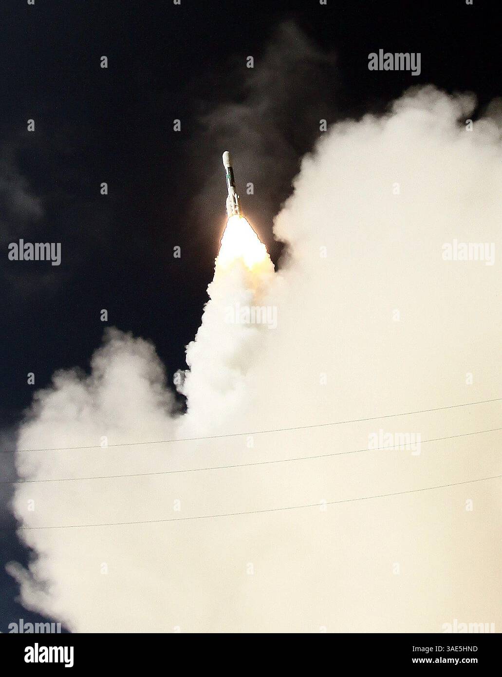 8 ottobre 2009 - Vandenberg Air Force base, California, USA - Un razzo boeing delta 2 decolla alle 11:51 con World View-2, un satellite commerciale per l'imaging terrestre costruito per vedere i veri colori del pianeta per la mappatura e il monitoraggio ad alta risoluzione giovedì (Credit Image: Gene Blevins/ZUMAPRESS.com) Foto Stock