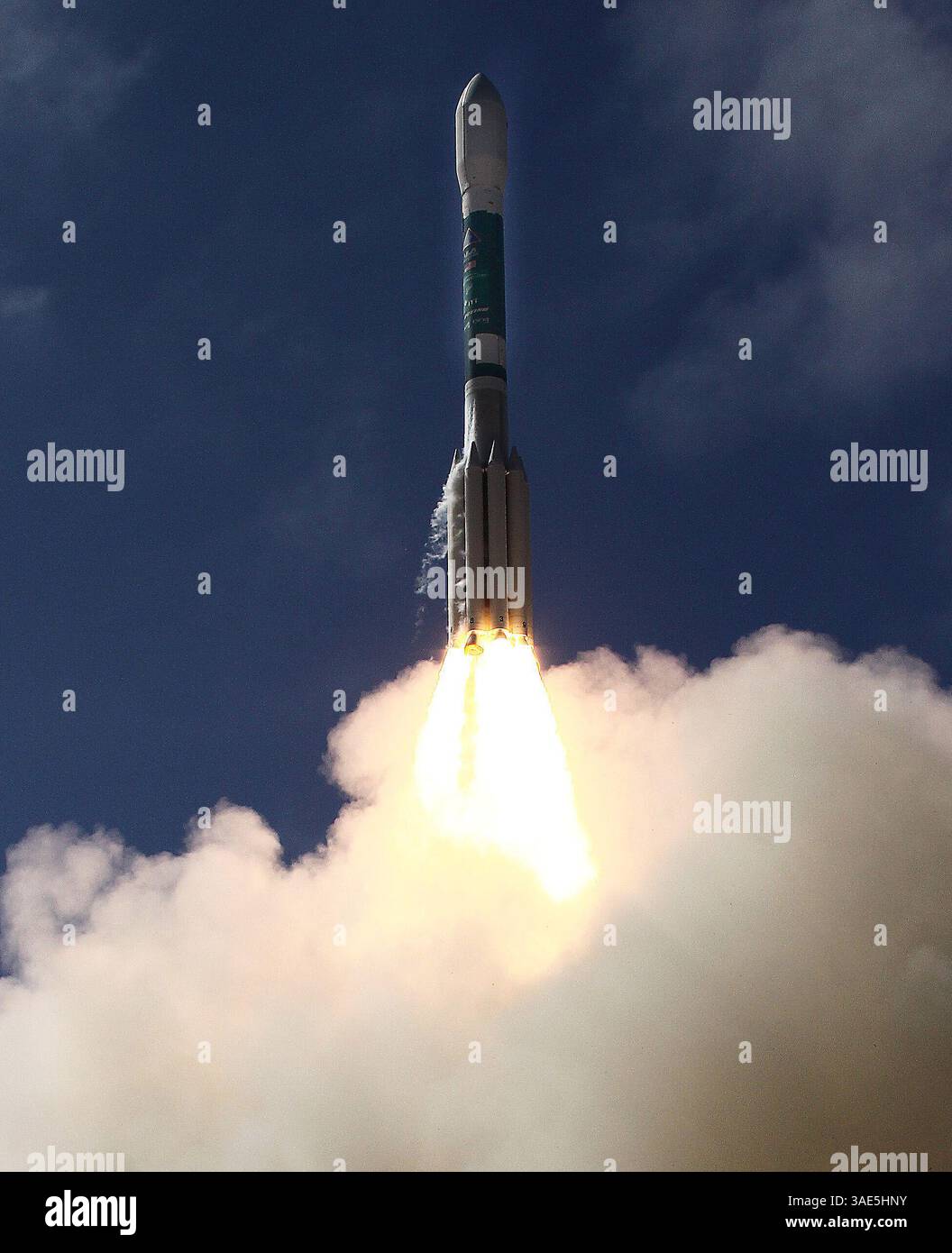 8 ottobre 2009 - Vandenberg Air Force base, California, USA - Un razzo boeing delta 2 decolla alle 11:51 con World View-2, un satellite commerciale per l'imaging terrestre costruito per vedere i veri colori del pianeta per la mappatura e il monitoraggio ad alta risoluzione giovedì (Credit Image: Gene Blevins/ZUMAPRESS.com) Foto Stock