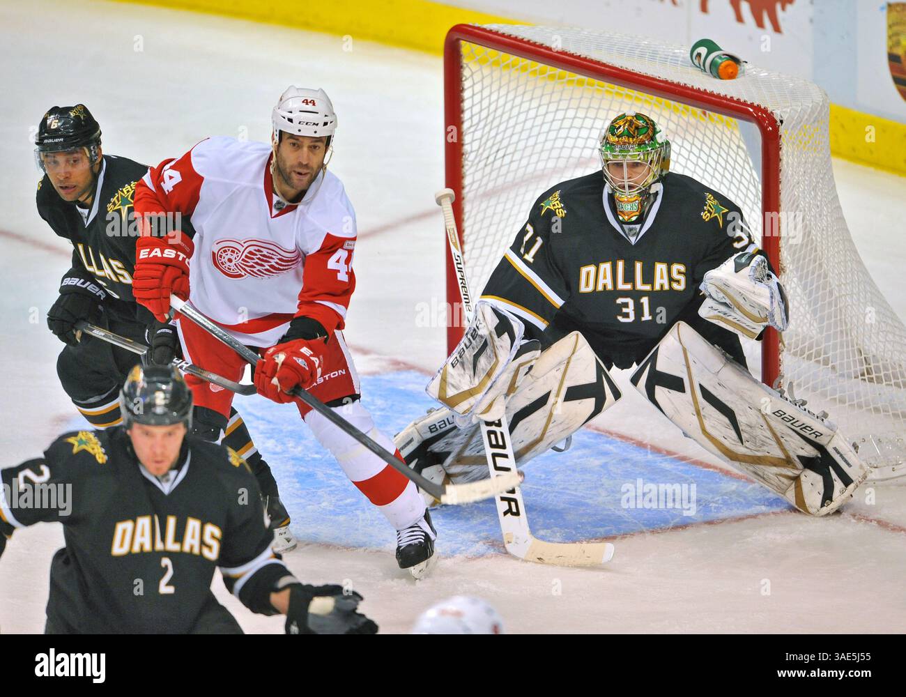 17 gennaio 2012. Il portiere dei Dallas Stars Richard Bachman (31) ottiene un salvataggio.durante una partita tra i Detroit Red Wings e i Dallas Stars all'American Airlines Center di Dallas, Texas..(immagine di credito: © Manny Flores/Cal Sport Media/ZUMAPRESS.com) Foto Stock