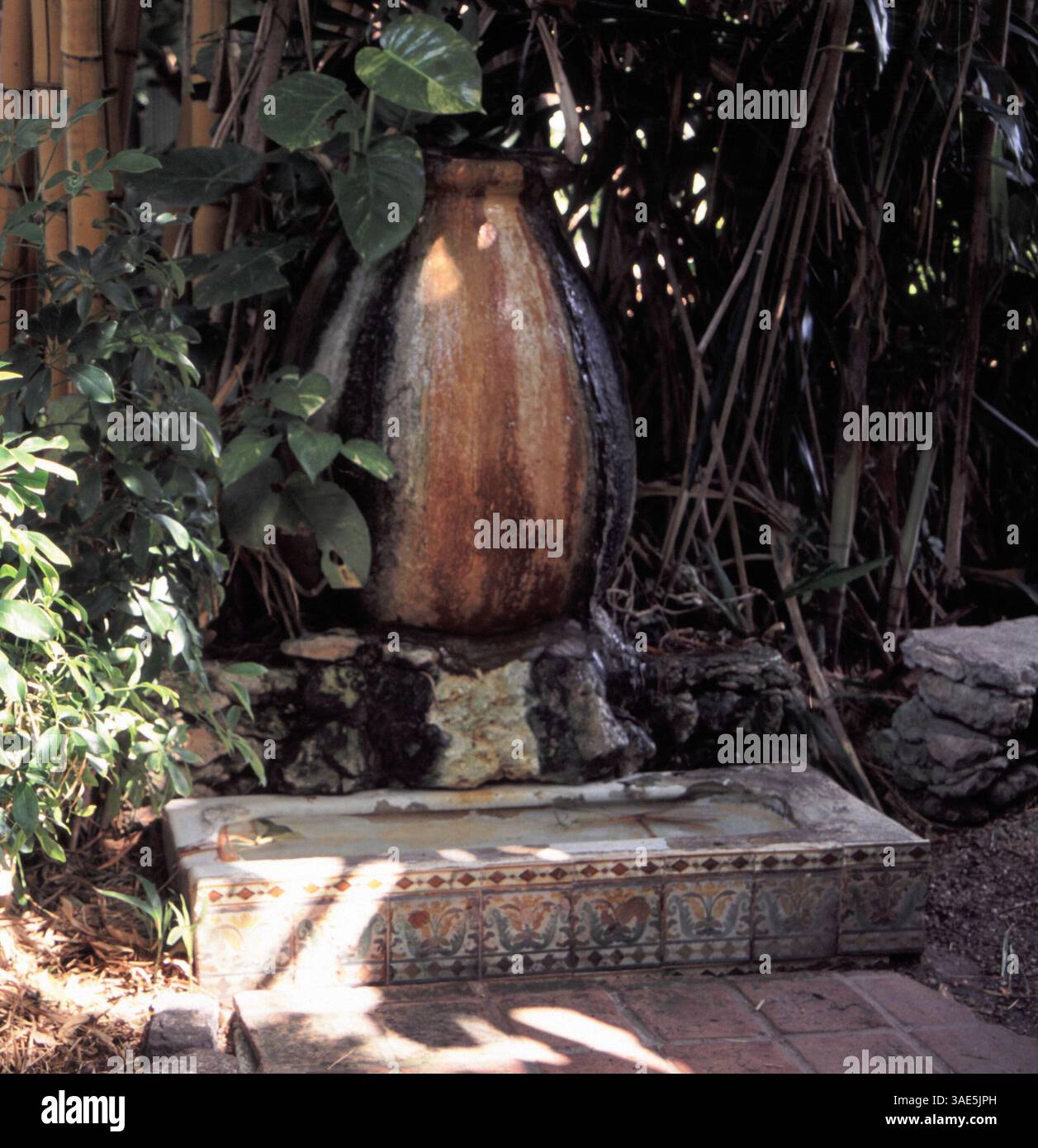 08 giugno 2003; Key West, Florida, Stati Uniti; questa fontana di acqua potabile serve i numerosi gatti, tra cui gli insoliti gatti a sei dita, che abbondano presso la casa di Ernest Hemingway, un monumento storico nazionale e popolare attrazione di Key West, Florida. La fontana è stata costruita dal signor Hemingway da un orinatoio maschile che ha recuperato dallo Sloppy Joes Bar durante la ristrutturazione. (Immagine di credito: Scott Carson/ZUMAPRESS.com) Foto Stock