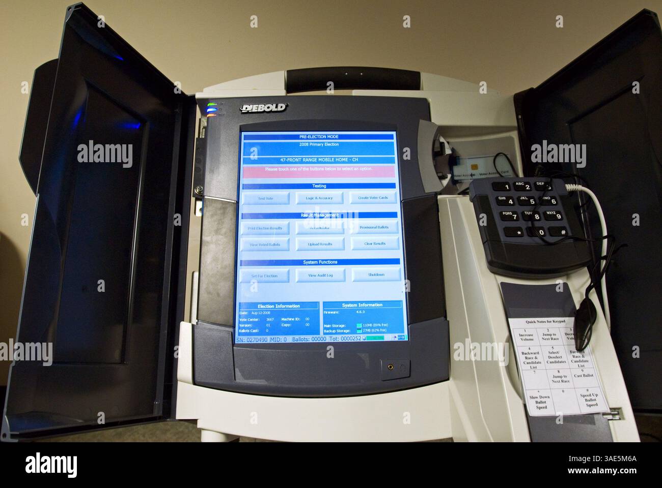 12 luglio 2008 - Broomfield, Colorado, Stati Uniti - Una macchina per il voto automatico Diebold in uso presso l'edificio della contea di Broomfield City a Broomfield Colorado in fase di test per prepararsi alle prossime elezioni di novembre (immagine di credito: Jonathan Castner/ZUMAPRESS.com) Foto Stock