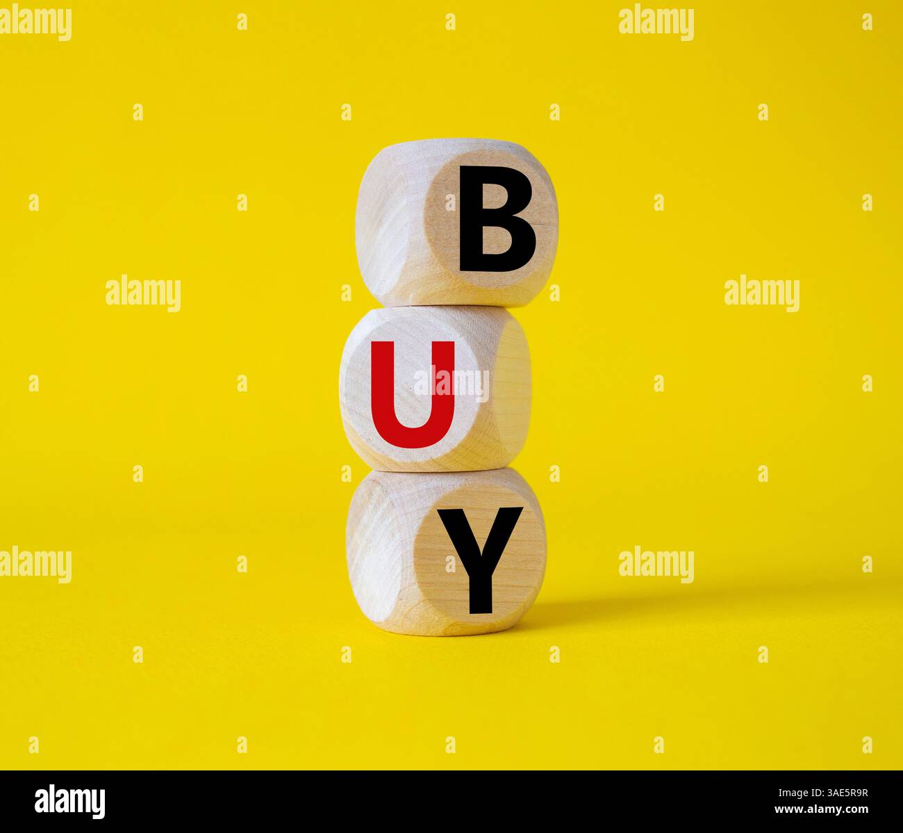 BPM - simbolo di Business Process Management. Cubi di legno con parole BPM. Bellissimo sfondo giallo. Business e BPM. Copia spazio. Foto Stock